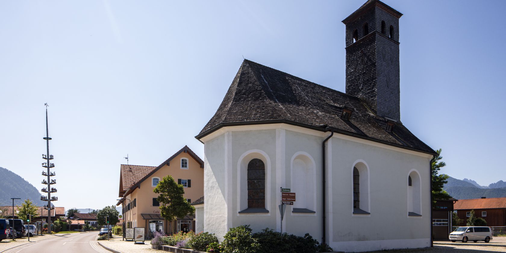 Kirche und Dorfplatz in Mietenkam, © Tourist-Information Grassau Kirche und Dorfplatz in Mietenkam, © Tourist-Information Grassau