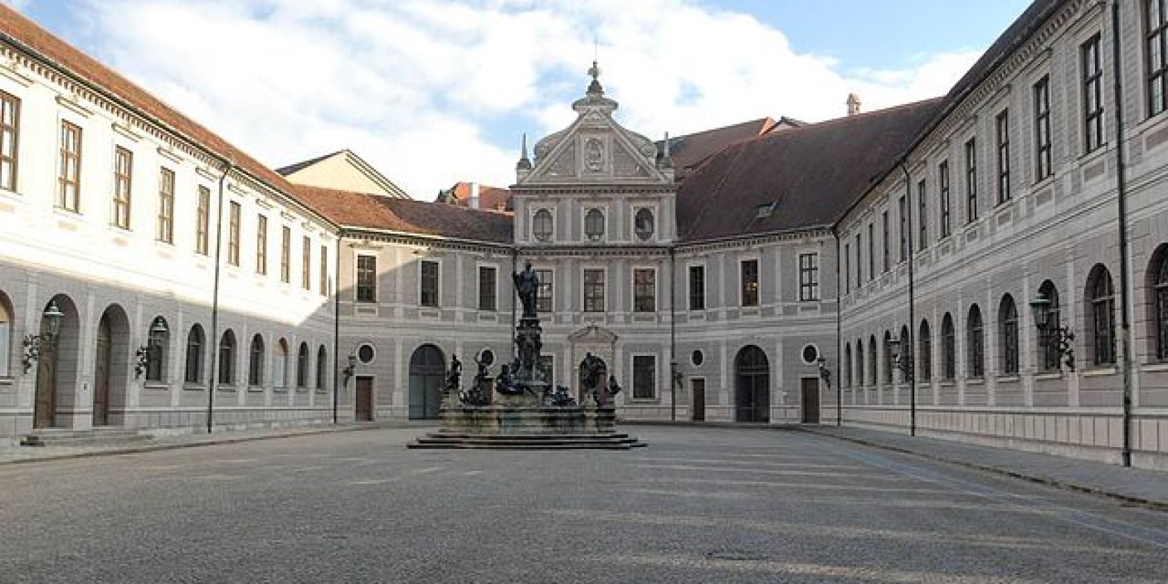 Residenz_Brunnenhof, © Bbb auf Wikivoyage shared/Wikimedia Commons/ Residenz_Brunnenhof, © Bbb auf Wikivoyage shared/Wikimedia Commons/