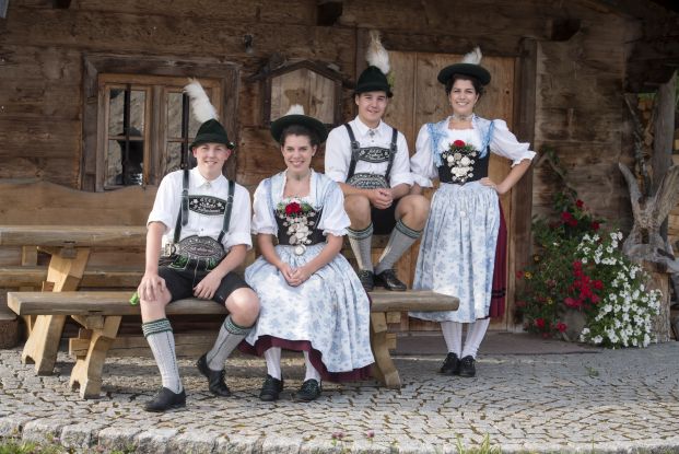 inzell-sommer-brauchtum-paare-huette_2 inzell-sommer-brauchtum-paare-huette_2