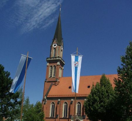 1kirchemitfahnen_1 1kirchemitfahnen_1