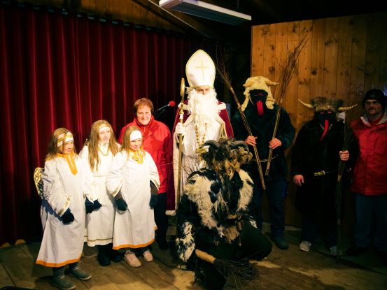 © Stadt TS - Nikolaus mit Engerl, © Stadt Traunstein © Stadt TS - Nikolaus mit Engerl, © Stadt Traunstein