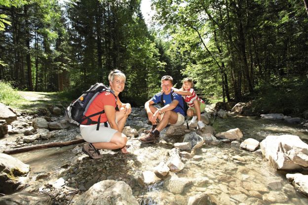Familie am Wasser, © Inzeller Touristik GmbH Familie am Wasser, © Inzeller Touristik GmbH