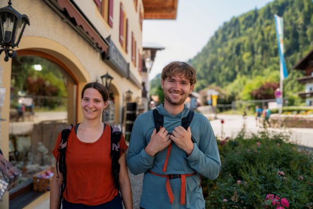 2 Personen auf dem Weg durch den Ort, © Tourist Information Rei im Winkl - Emmert 2 Personen auf dem Weg durch den Ort, © Tourist Information Rei im Winkl - Emmert