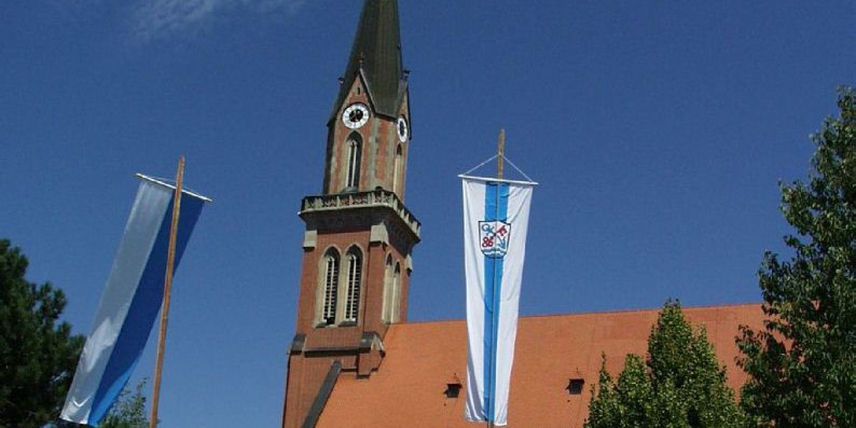 1kirchemitfahnen_1 1kirchemitfahnen_1