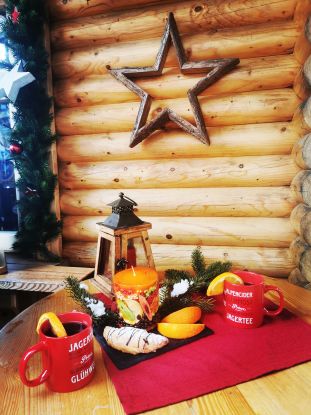 Zwei Gl&uuml;hwein sch&ouml;n serviert, &copy; Reit im Winkler Gl&uuml;hweinstandl