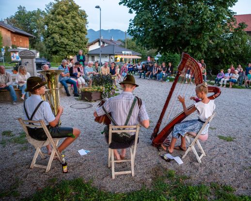 Musik am Dorfbrunnen: hascht dawei musi