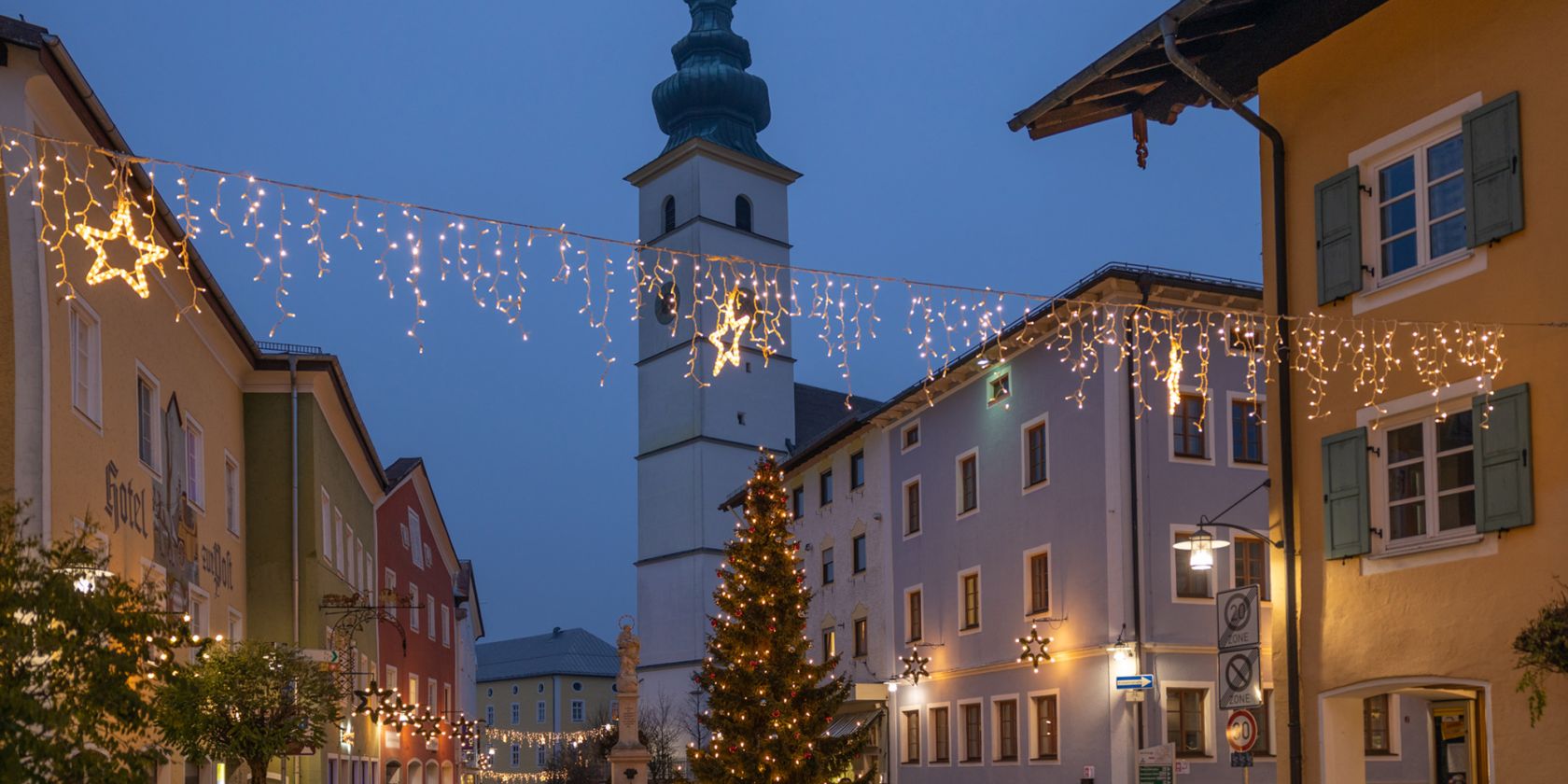 Weihnachtlicher Marktplatz in Waging, &copy; Tourist-Info Waginger See / Richard Scheuerecker