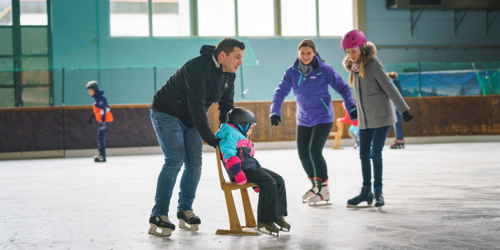 Spa&szlig; mit der Familie beim Eislaufen, &copy; Ruhpolding Tourismus / Markus Baumgartner