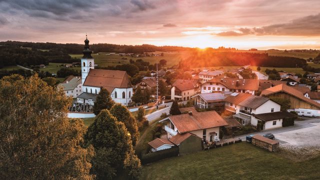Blick auf Otting mit Kirche St. Stephanus, © Tourist-Info Waginger See