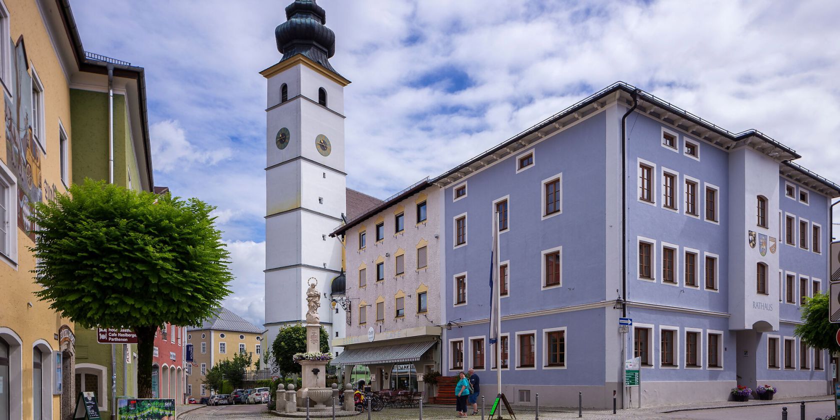 Marktplatz Waging mit Pfarrkirche St. Martin, © Tourist-Info Waginger See / Richard Scheuerecker