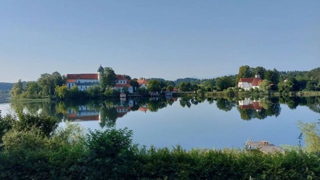 Kloster Seeon mit Walburgiskirche, &copy; Tourist-Info Waginger See