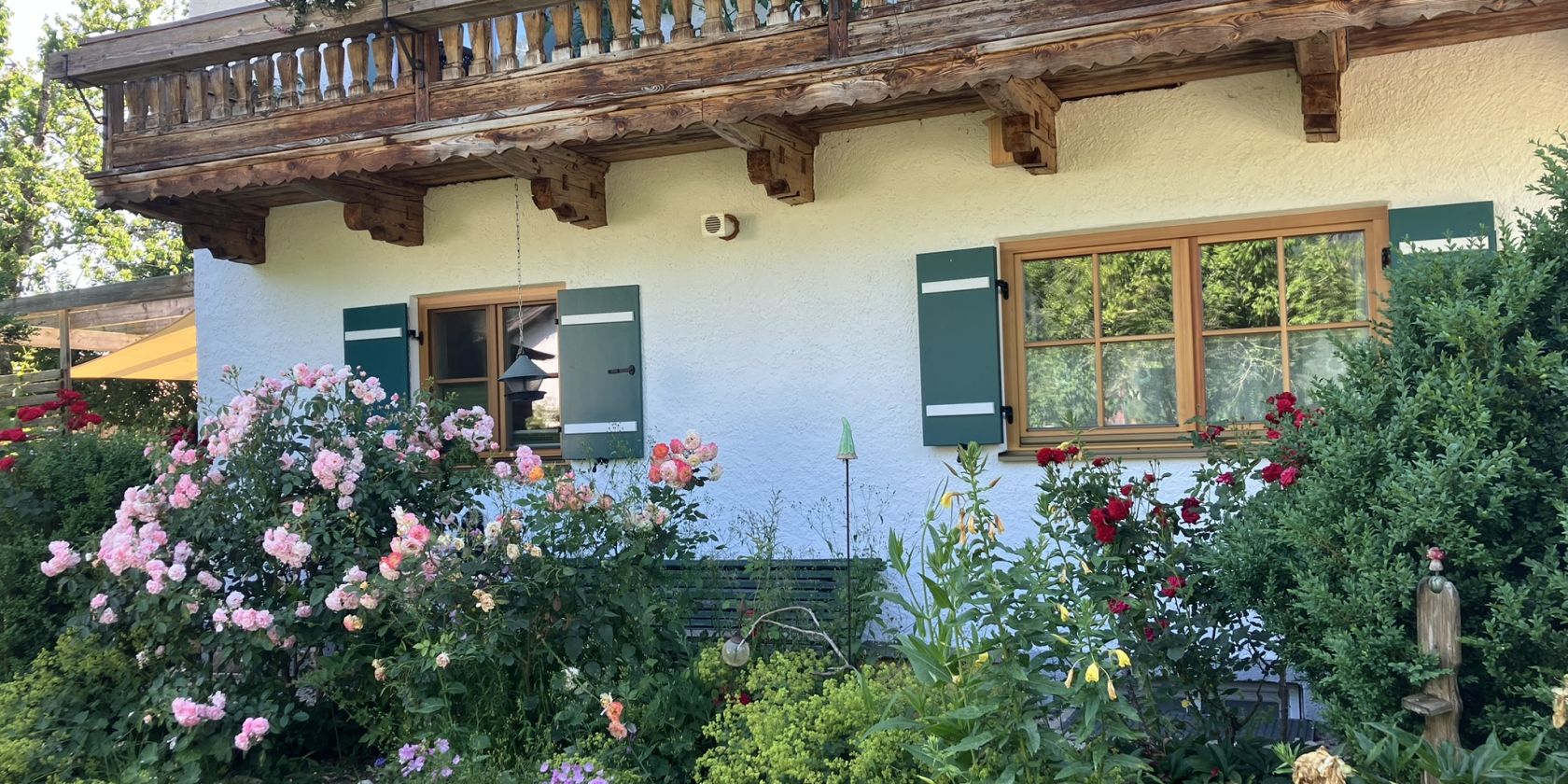 Haus mit bl&uuml;hendem Garten, &copy; Claudia Scheck