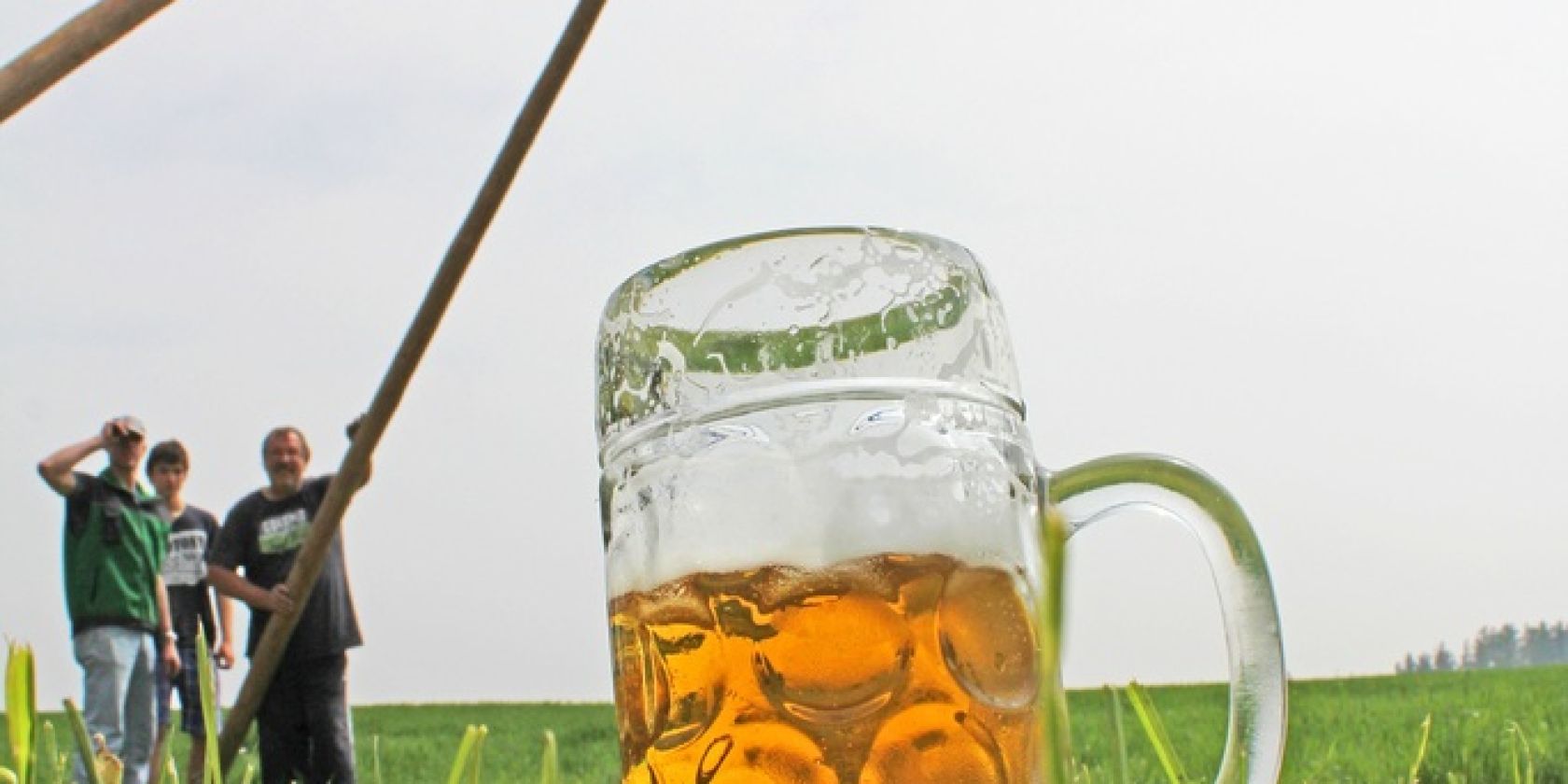 Maibaum mit bier, &copy; Stadt Tittmoning