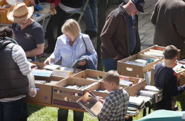 B&uuml;cher Flohmarkt am Maibaum, &copy; B&uuml;cherei Grassau