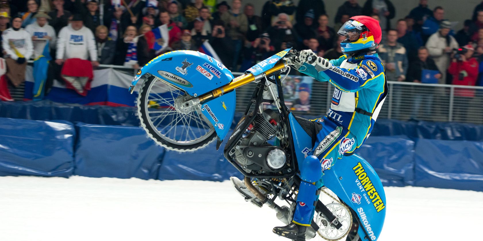 inzell-winter-eishalle-max-aicher-arena-eisspeedway-action-wheely, &copy; Inzeller Touristik GmbH, www.inzell.de