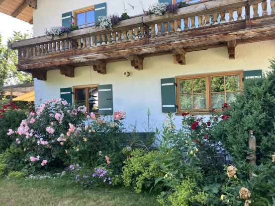 Haus mit bl&uuml;hendem Garten, &copy; Claudia Scheck