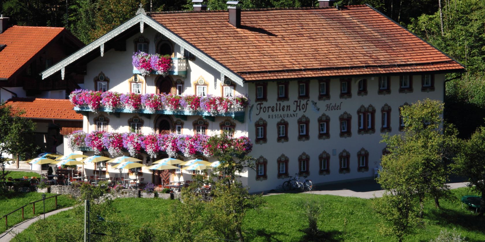 hausansicht-mit-biergarten