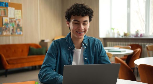 Jugendlicher Laptop, &copy; iStock Yuliia Kaveshnikova