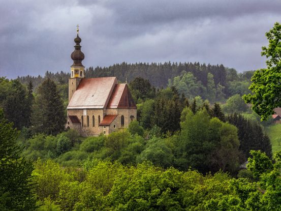 Kirche Mari&auml; Himmelfahrt in Burg bei Tengling, &copy; Tourist-Info Waginger See / Richard Scheuerecker