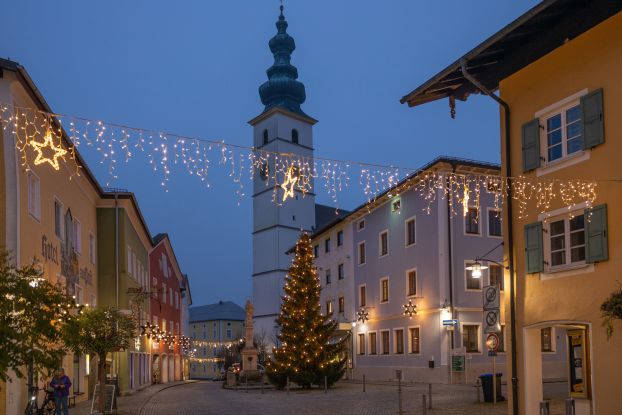 Weihnachtlicher Marktplatz in Waging, &copy; Tourist-Info Waginger See / Richard Scheuerecker