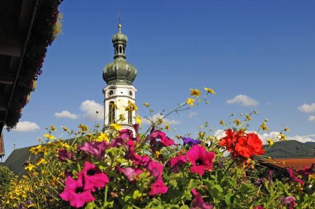 Kirche mit Blumen in Reit im Winkl, &copy; Eisele Hein