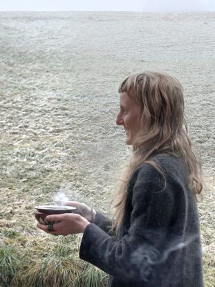 R&auml;uchern mit heimischen Kr&auml;utern, &copy; Theresa Maier