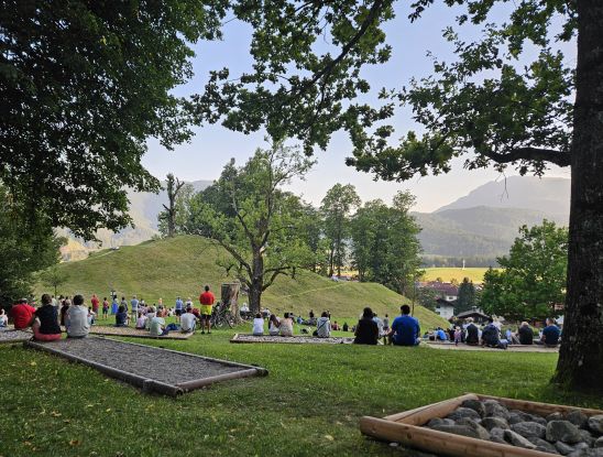 G&auml;ste beim Spiel der Alphornbl&auml;ser, &copy; Tourist Information - Plafinger