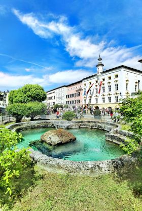 Rathaus mit Fahnen, &copy; Wolfgang Blaschke