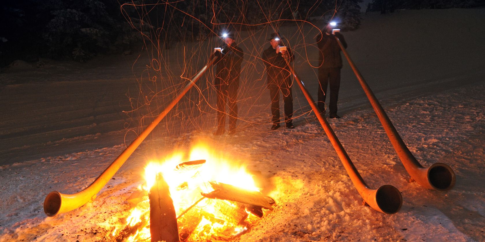Alphornblaeser im Winter mit Lagerfeuer, &copy; Eisele Hein