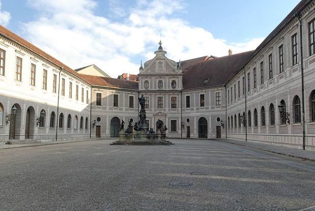 Residenz_Brunnenhof, &copy; Bbb auf Wikivoyage shared/Wikimedia Commons/