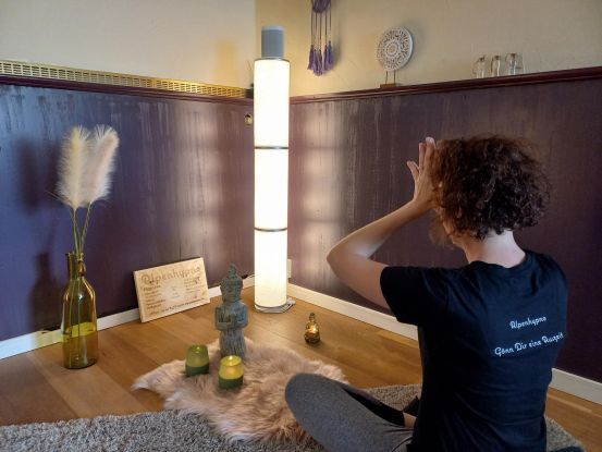 Frau beim Yoga, &copy; Alpenhypno