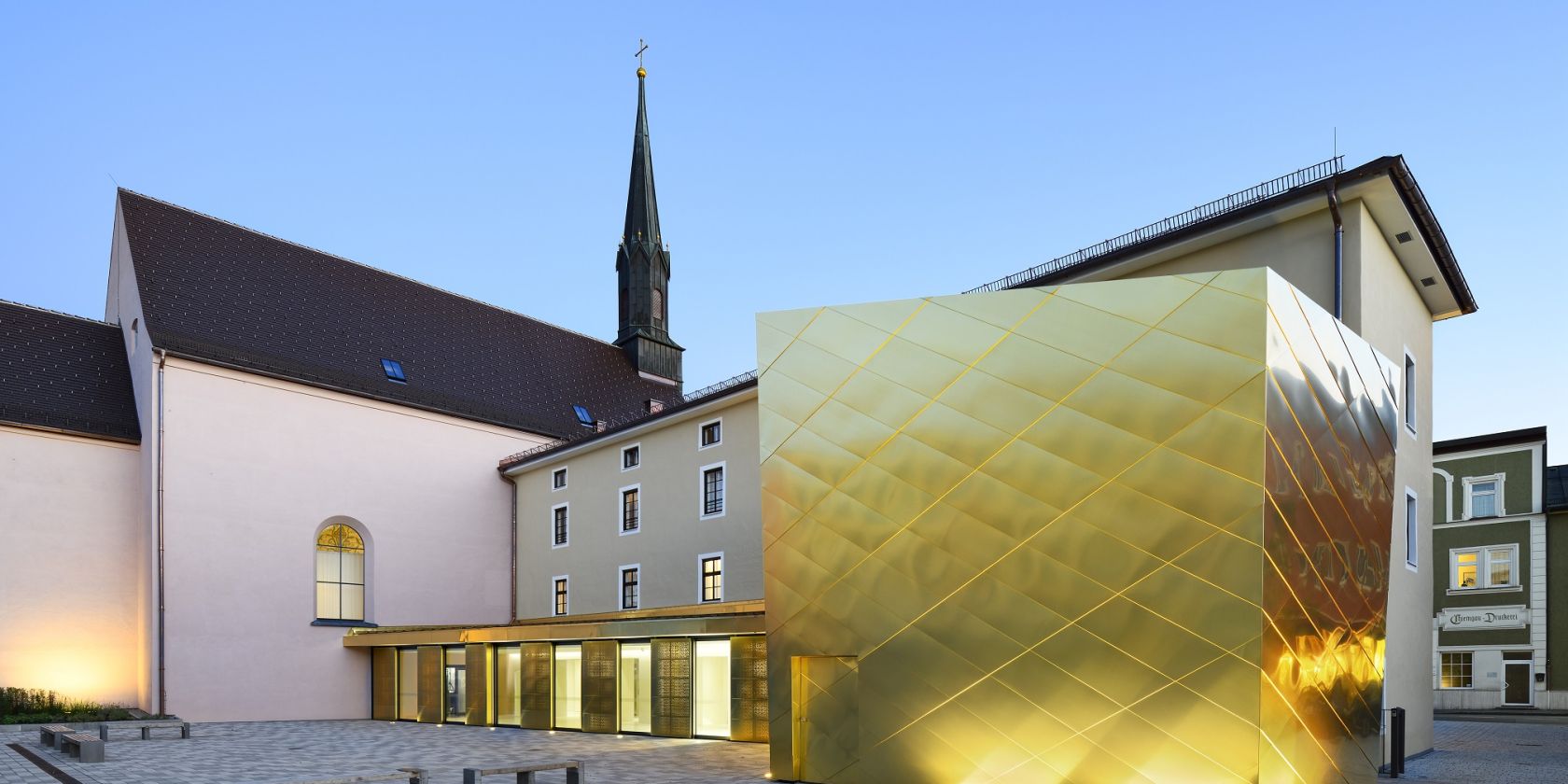 Kulturforum Klosterkirche - Goldener Anbau &copy; Stadt Traunstein, &copy; Kulturforum Klosterkirche