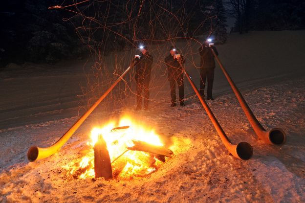 Alphornblaeser im Winter mit Lagerfeuer, &copy; Eisele Hein