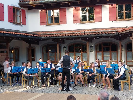 MeiMusi - Sommer in Siegsdorf mit der Jugendkapelle Siegsdorf und den Trachtenkindern des GTEV Heutau